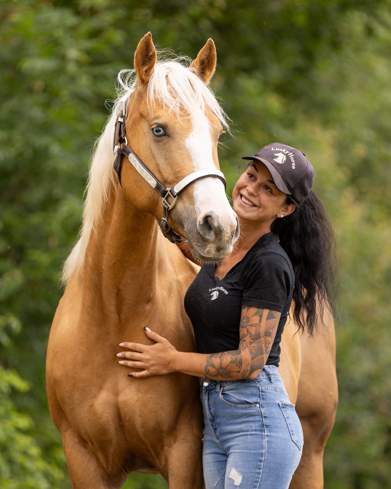 Anne Westhaus lächelnd mit einem Palomino