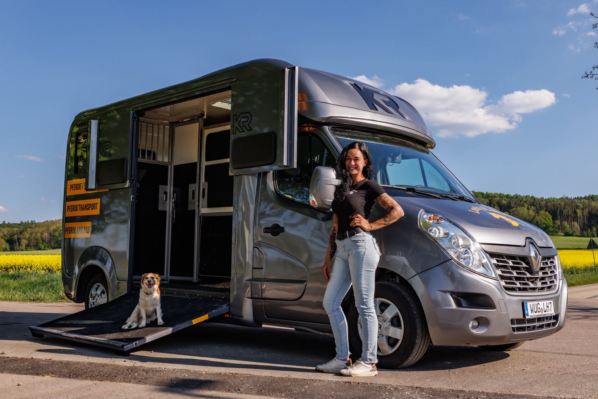 Anne Westhaus vor dem Lucky Horse Pferdetransporter Horst mit geöffneter Rampe