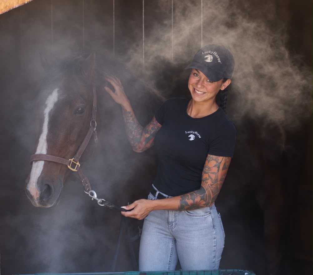 Anne Westhaus mit einem Pferd im Solenebel in der Box